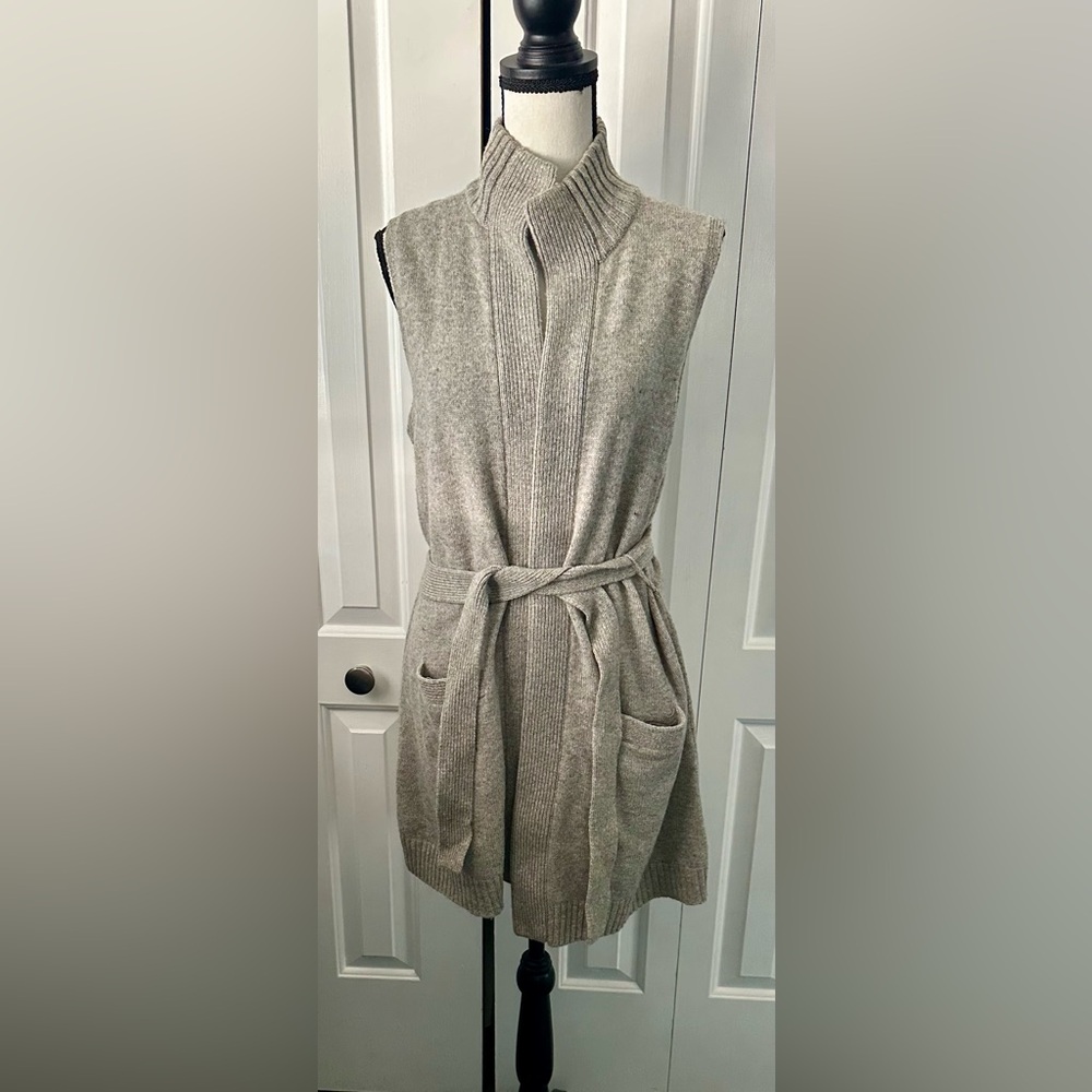 LAUREN RALPH LAUREN!!! WOOL/CASHMERE SLEEVELESS CARDIGAN WITH FRONT POCKETS.